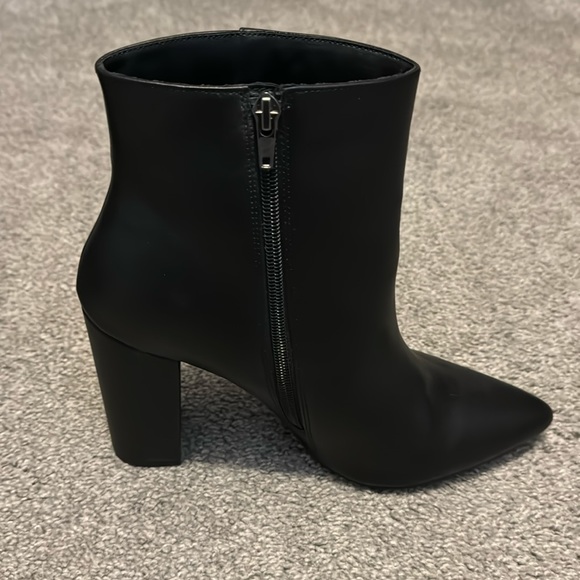 Shoe Dazzle - Black Leather Ankle Boots - Size 12 - Picture 2 of 4